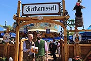 An Zierer's Karusselbar gibt es Bier von Hofbräu (©Foto:Martin Schmitz)